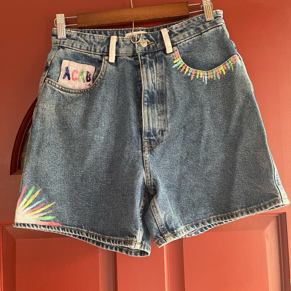 Vintage ZARA hand painted high waisted mom shorts. From the 1990s
